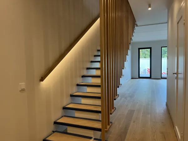 Trepp ja valgustatud käsipuu