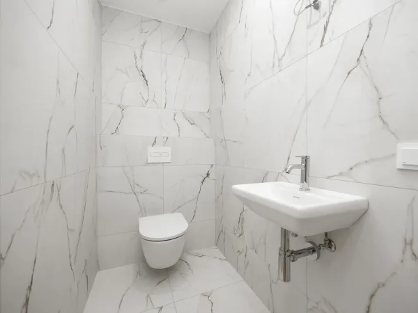WC-ruum marmorplaatidega