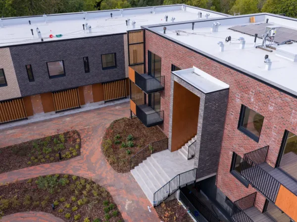 Vaade sisehoovis Jõe majale
